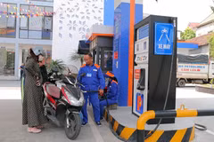 Сотрудник заправляет топливом транспортные средства на станции Petrolimex. (Фото: ВИА)