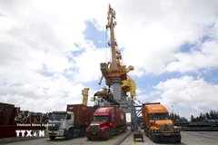 Грузовые автомобили с экспортной продукцией в порту Танву (Хайфон). (Фото: ВИА)