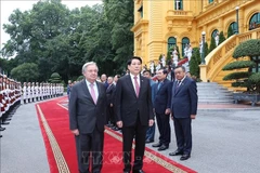 Президент государства Лыонг Кыонг встречает Генерального секретаря ООН Антониу Гутерриша в Президентском дворце. (Фото: ВИА)