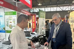 Генеральный секретарь Итало-вьетнамской торговой палаты Вальтер Кавренги посещает вьетнамский павильон. (Фото: ВИА)