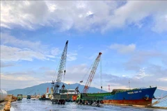 Погрузочно-разгрузочная техника работает в порту Вунганг. (Фото: ВИА)