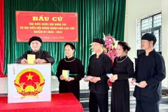 Представители народности тай из деревни Нао, общины Анлак провинции Бакнинь с воодушевлением участвуют в голосовании. (Фото: ВИА)