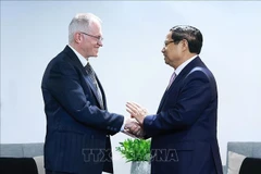 Премьер-министр Фам Минь Тьинь принимает Нила Поллока, заместителя председателя Торгово-промышленной палаты ЮАР. (Фото: ВИА)