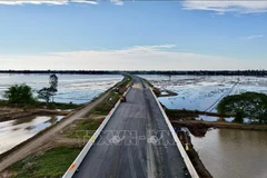 Автомагистраль Чаудок – Кантхо – Шокчанг на участке, проходящем по территории Анжанга, постепенно обретает очертания, открывая для провинции Анзянг новое пространство развития. (Фото: ВИА)
