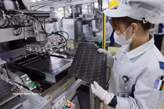 Производство печатных плат для электронных устройств на заводе компании Mektec Manufacturing Vietnam Co., Ltd. (100 % японский капитал), расположенном в промышленном парке Тханглонг II, квартал Михао, провинция Хынгйен. Фото: ВИА
