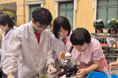 Преподаватель проводит для учащихся практическое занятие по применению научных достижений. (Фото: ВИА)