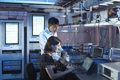 Доктор Чан Данг Бао Ан вместе с коллегой в Национальной физической лаборатории Великобритании (NPL). (Фото: ВИА)