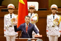 Премьер-министр Правительства Ле Минь Хынг приносит присягу при вступлении в должность. (Фото: ВИА)