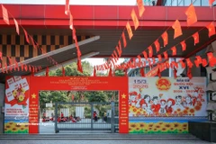 Средняя школа Чу Ван Ан — избирательный участок № 1, квартал Тэйхо, Ханой. (Фото: ВИА)