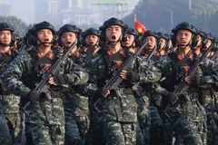 Мужская колонна спецназа полиции участвует в строевом смотре. (Фото: ВИА)