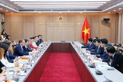 Генерал армии Лыонг Там Куанг, министр общественной безопасности Вьетнама, принимает председателя Совета делового сотрудничества Европа – АСЕАН (EU-ABC) Йенса Рюбберта. (Фото: ВИА)