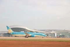 Широкофюзеляжный Boeing 787-9 авиакомпании Vietnam Airlines выполнил технический рейс из Таншоннята в Лонгтхань. (Фото: ВИА)