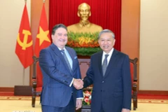 Генеральный секретарь То Лам принимает посла США Марка Кнаппера. (Фото: ВИА)