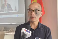 Доктор Нгуен Зюи Кы даёт интервью корреспонденту ВИА в Брюсселе. (Фото: ВИА)