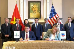 Представители компании "Binh Son Refining and Petrochemical" и энергетического концерна Chevron подписывают Меморандум о взаимопонимании. (Фото: ВИА)