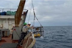 Отбор образцов осадков на континентальном шельфе Вьетнама экспедиционной группой. (Фото: ВИА)