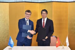 Глава Представительства ЮНЕСКО во Вьетнаме Джонатан У. Бейкер и посол Ито Наоки подписывают соглашение о реализации проекта. (Фото: baoquocte.vn)