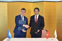 Глава Представительства ЮНЕСКО во Вьетнаме Джонатан У. Бейкер и посол Ито Наоки подписывают соглашение о реализации проекта. (Фото: baoquocte.vn)