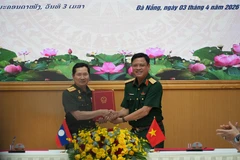 Генерал-полковник Нгуен Чыонг Тханг (справа) и генерал-полковник Сайчай Коммасит обмениваются Протоколом диалога. (Фото: ВИА)