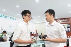 Инженеры Viettel обсуждают разработку технологических решений. (Фото: nhandan.vn)