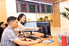Клиенты совершают сделки в головном офисе акционерной компании "Bao Viet Securities" в Ханое. Фото: ВИА