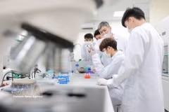 Преподаватель Вьетнамской сельскохозяйственной академии непосредственно обучает студентов методам лабораторного анализа. Фото: ВИА