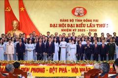 Состав провинциального партийного комитета Донгнай на 2025–2030 годы представляется съезду. (Фото: ВИА)