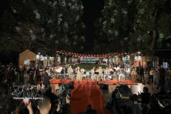 Гости мероприятия наслаждаются открытым музыкальным пространством и выступлением оркестра. (Фото: ВИА)