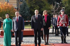 Президент Республики Болгария Румен Радев и его супруга возглавляют торжественную церемонию приветствия Генерального секретаря То Лама и его супруги, находящихся с официальным визитом в Болгарии. (Фото: ВИА)