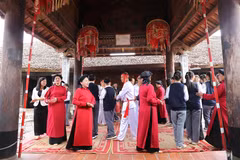 Мастера народного искусства и учащиеся совместно участвуют в культурном общении и обмене в пространстве исполнения пения Соан в старинной деревне при общинном доме Хунгло, что помогает учащимся непосредственно соприкоснуться с нематериальным культурным наследием человечества. (Фото: ВИА)