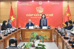 Заместитель директора Департамента культуры и спорта города Ханоя Ле Тхи Ань Май информирует в рамках программы. (Фото: ВИА)