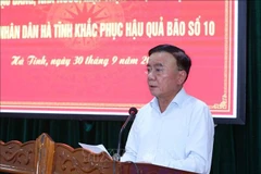 Член Политбюро, постоянный член Секретариата Чан Кам Ту выражает сочувствие и поддержку жителям провинции Хатинь в связи с ущербом, причинённым тайфуном № 10. (Фото: ВИА)