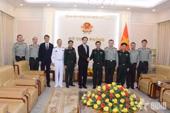 Генерал армии Фан Ван Зянг, Посол Хэ Вэй и делегаты. Фото: qdnd.vn
