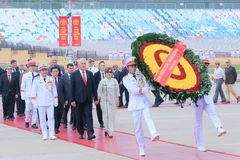 Президент Республики Куба и супруга вместе с делегацией возложили венок и посетили Мавзолей Президента Хо Ши Мина. (Фото: ВИА)