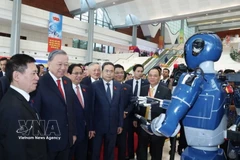 Генеральный секретарь ЦК КПВ То Лам осматривает выставку достижений в области развития науки, технологий, инноваций и цифровой трансформации Правительства. (Фото: ВИА)