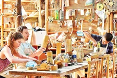 Туристы самостоятельно изготавливают сувениры из бамбука в одном из ремесленных предприятий в Дананге. (Фото: nhandan.vn)