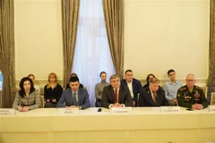 Заместитель председателя Комитета по внешним связям Санкт-Петербурга Вячеслав Калганов (в центре) на семинаре. (Фото: ВИА)