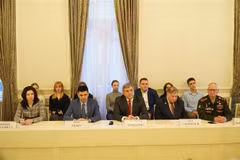 Заместитель председателя Комитета по внешним связям Санкт-Петербурга Вячеслав Калганов (в центре) на семинаре. (Фото: ВИА)