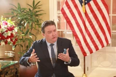 Посол США во Вьетнаме Марк Кнаппер поделился с прессой своими взглядами на двусторонние отношения между двумя странами. (Фото: ВИА)