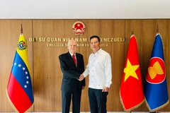 Посол Ву Чунг Ми принимает доктора Каролуса Виммера, председателя Дома венесуэльско-вьетнамской дружбы. (Фото: ВИА)