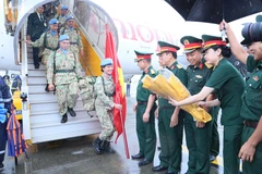 Руководство Департамента миротворческих операций Вьетнама и представители ряда ведомств и подразделений встречают Инженерный отряд № 3 в аэропорту. (Фото: qdnd.vn)