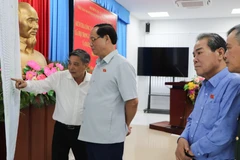 Заместитель Председателя Национального собрания Чан Куанг Фыонг проверяет карту избирательных участков на территории города Кантхо. (Фото: ВИА)