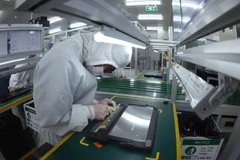 Сборка ноутбуков на заводе компании Heesung Electronics Vietnam в промышленной зоне Чангзюэ, Хайфон. Высокотехнологичная электроника является одной из ключевых экспортных позиций Вьетнама, поставляемых в Индию. (Фото: ВИА)