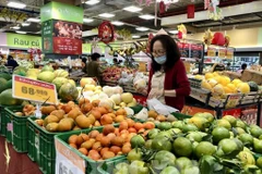 Ассортимент отечественных фруктов продаётся по стабилизированным ценам в розничной торговой точке. (Фото: ВИА)