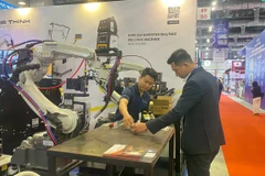 Посетители осматривают выставку вспомогательной промышленности, недавно прошедшую в Хошимине. (Фото: sggp.org.vn)