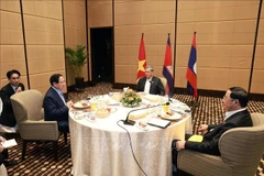Премьер-министр Вьетнама Фам Минь Тьинь вместе с Премьер-министром Камбоджи Хун Манетом и Премьер-министром Лаоса Сонексайем Сипхандоном завтракает и проводит рабочую встречу. (Фото: ВИА)