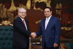 Премьер-министр Фам Минь Тьинь принимает Нисимуру Тэйити, председателя Общества японско-вьетнамской дружбы региона Кансай (Япония). (Фото: ВИА)