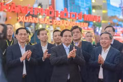 Премьер-министр высоко оценивает подготовительную работу по организации ярмарки. (Фото: ВИА)