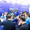 Участники посещают выставочный стенд и знакомятся с экосистемой решений ИИ Make in Vietnam, Made by CMC. Фото: ВИА.