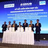 Центр инновационного предпринимательства города Хошимина (SIHUB), Университет экономики города Хошимина (UEH) и компания Plug & Play Singapore Pte. Ltd. подписывают меморандум о сотрудничестве в целях исследования, создания и поэтапного запуска Центра передового опыта в области искусственного интеллекта в городе. Фото: ВИА.